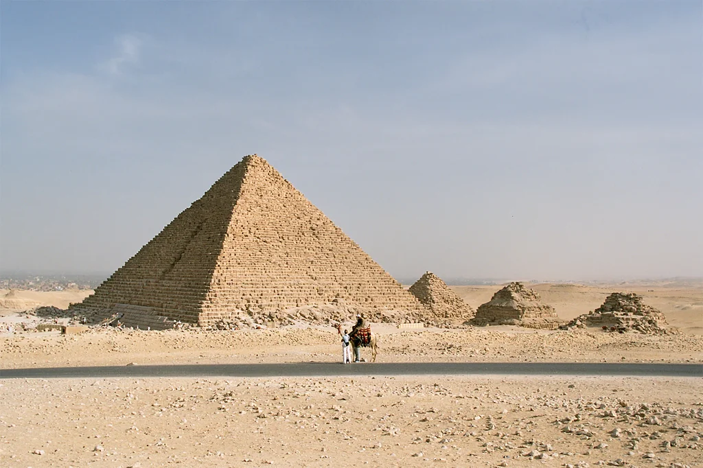 Dos cavidades ocultas en la pirámide de Micerino: ¿una entrada secreta en Giza?