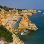 Acantilados y playa de Praia da Marinha en el Algarve portugués