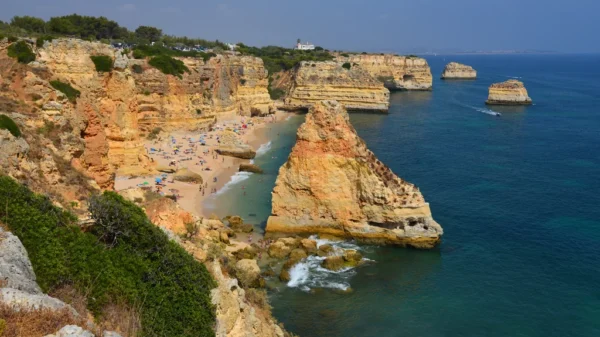 Acantilados y playa de Praia da Marinha en el Algarve portugués