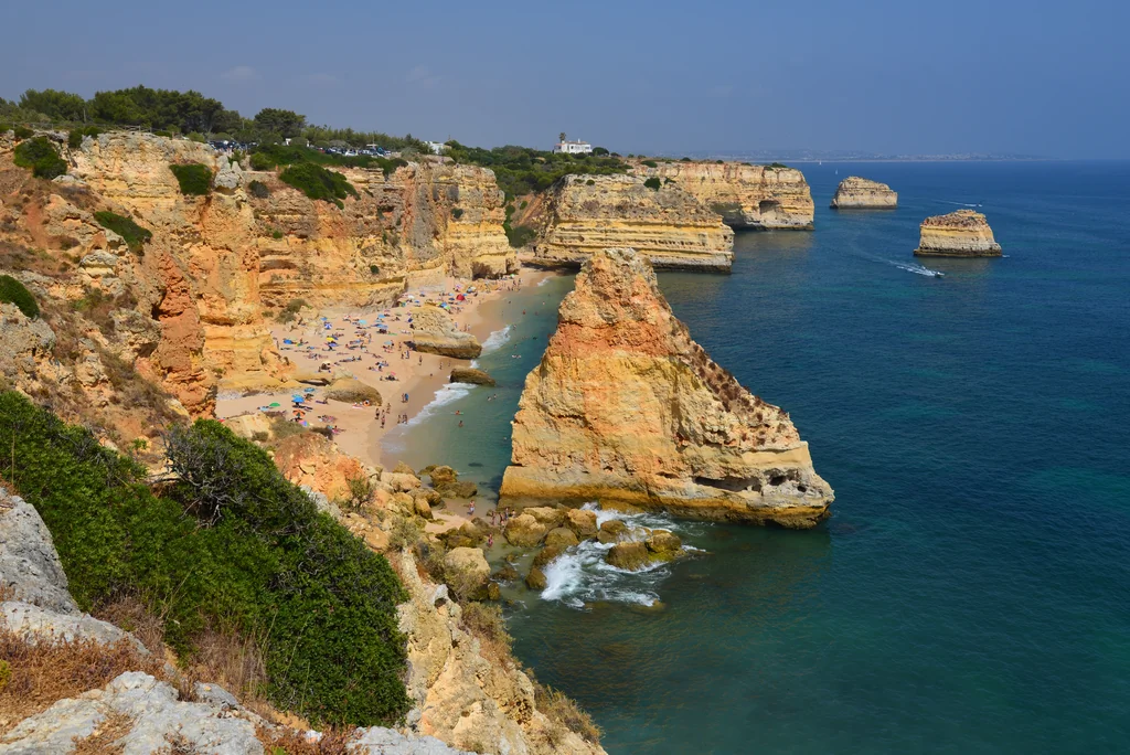 Acantilados y playa de Praia da Marinha en el Algarve portugués