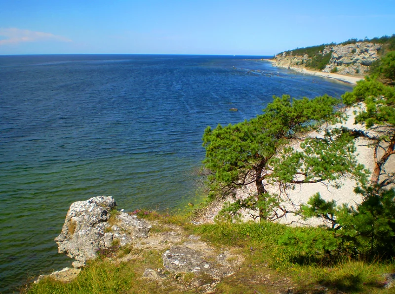Costa rocosa de Gotland en el mar Báltico, cerca del contexto arqueológico de Ajvide