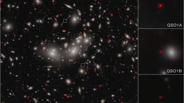 Imagen oficial de Webb que muestra el Little Red Dot Abell2744-QSO1 ampliado por lente gravitatoria en tres posiciones