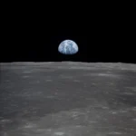 La Tierra elevándose sobre el horizonte lunar en una imagen histórica de la NASA usada para ilustrar los expedientes UAP con material de era Apollo.