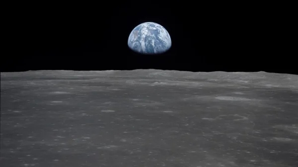 La Tierra elevándose sobre el horizonte lunar en una imagen histórica de la NASA usada para ilustrar los expedientes UAP con material de era Apollo.