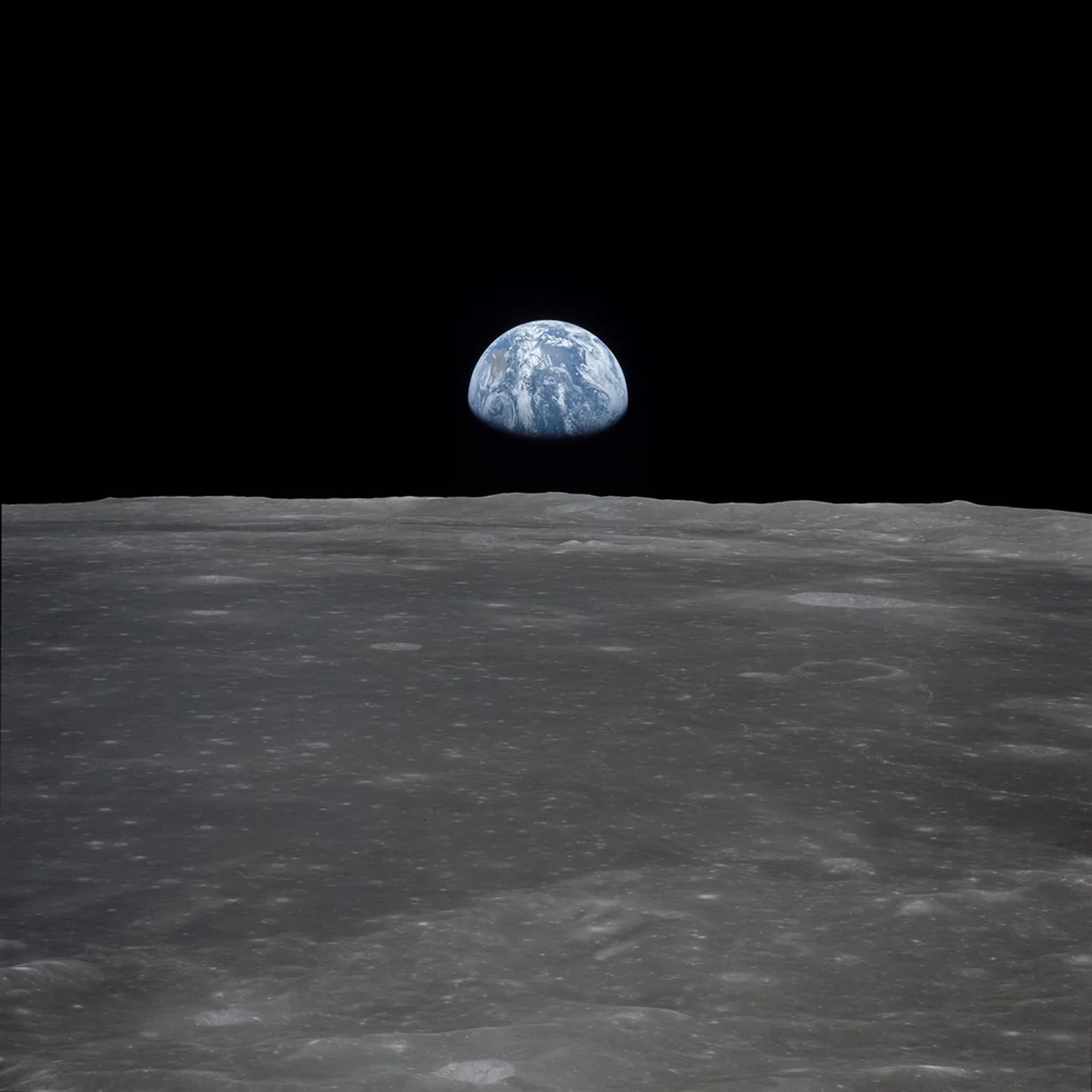 La Tierra elevándose sobre el horizonte lunar en una imagen histórica de la NASA usada para ilustrar los expedientes UAP con material de era Apollo.