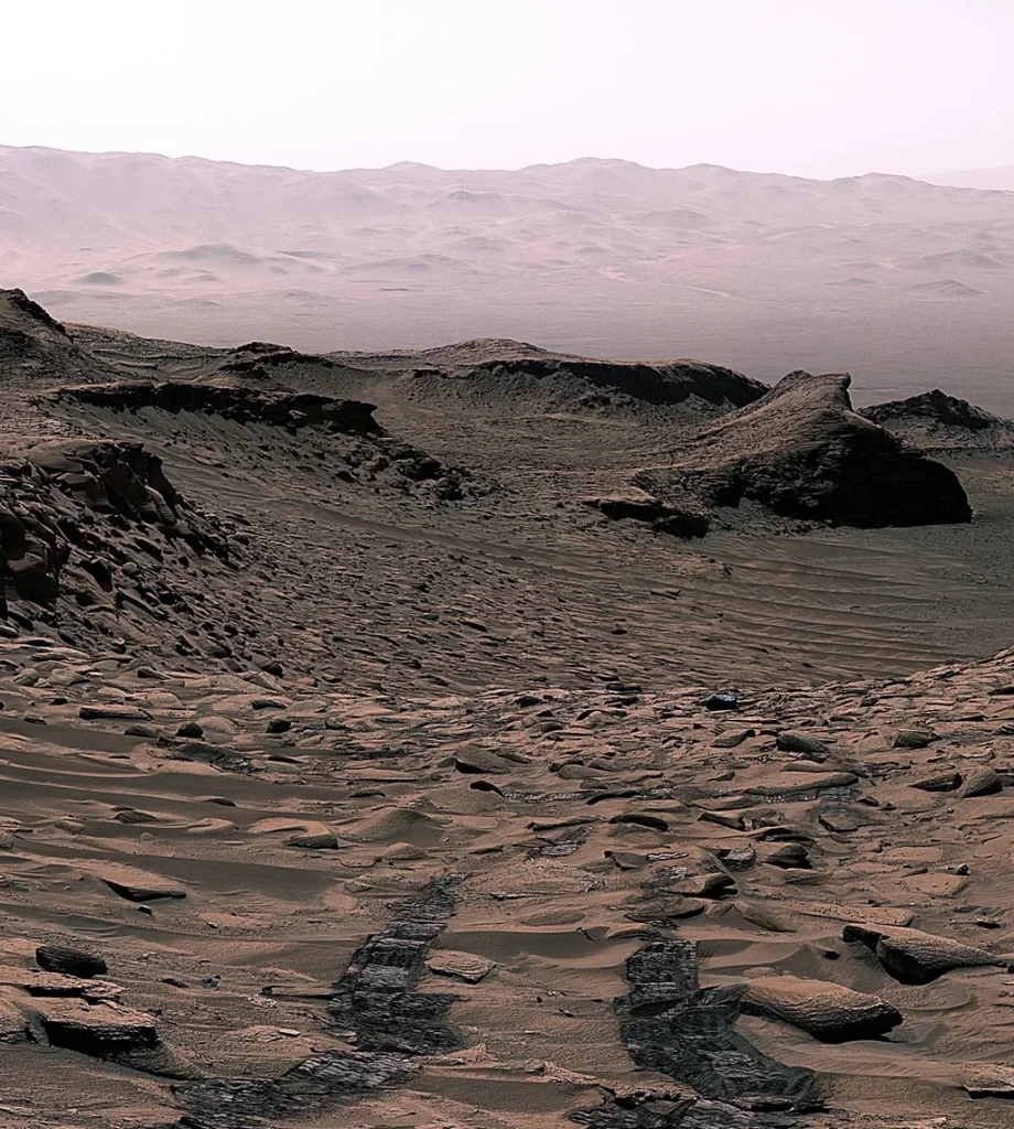 Vista de las huellas del rover Curiosity en el cráter Gale, en la zona donde se detectó siderita