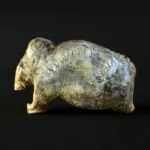 Figurilla de mamut del Paleolítico con cruces y puntos grabados
