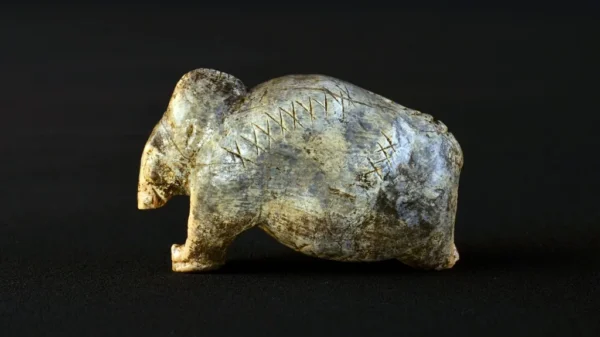 Figurilla de mamut del Paleolítico con cruces y puntos grabados