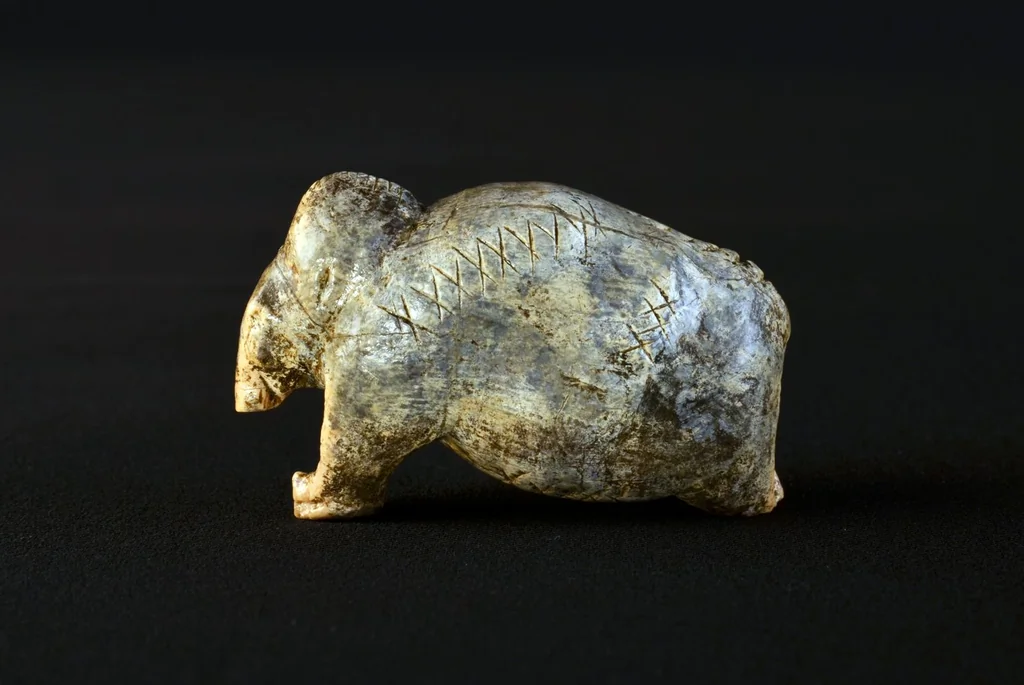 Figurilla de mamut del Paleolítico con cruces y puntos grabados