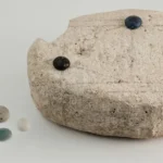 El arqueólogo Walter Crist sostiene la piedra grabada hallada en Heerlen y estudiada como posible tablero romano