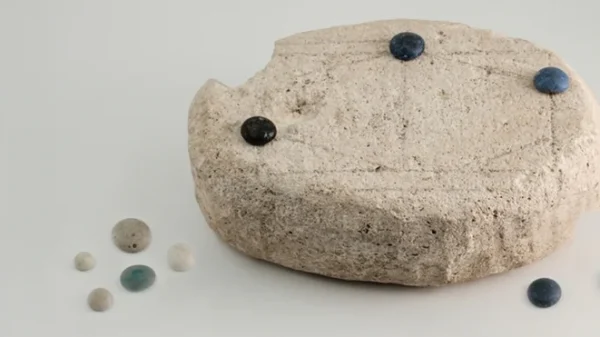 El arqueólogo Walter Crist sostiene la piedra grabada hallada en Heerlen y estudiada como posible tablero romano