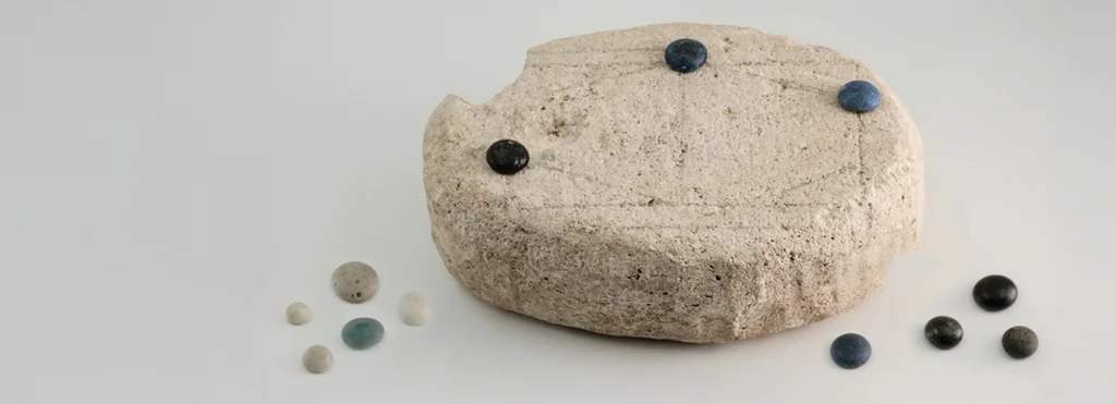 El arqueólogo Walter Crist sostiene la piedra grabada hallada en Heerlen y estudiada como posible tablero romano