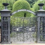 Entrada del Poison Garden en The Alnwick Garden, con rejas negras y señal de advertencia