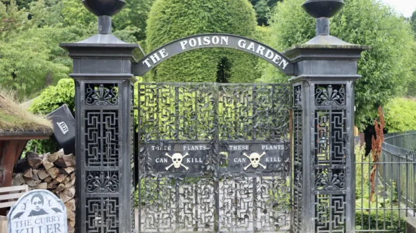 Entrada del Poison Garden en The Alnwick Garden, con rejas negras y señal de advertencia