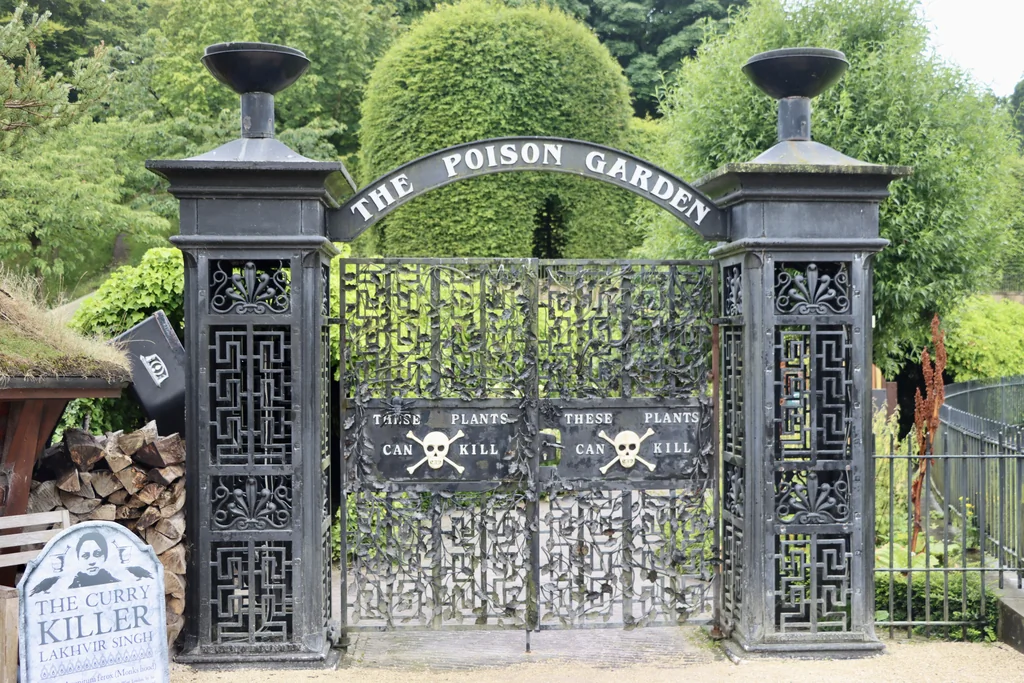 Entrada del Poison Garden en The Alnwick Garden, con rejas negras y señal de advertencia