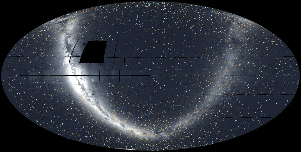 Mapa completo de TESS con puntos que indican exoplanetas confirmados y candidatos detectados por la misión