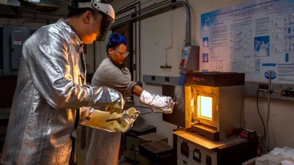 Investigadores de la NASA preparan una muestra del nuevo material probado contra regolito lunar fundido en un laboratorio de Glenn