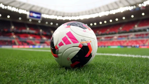 Balón oficial sobre el césped como símbolo del mercado de fichajes 2026