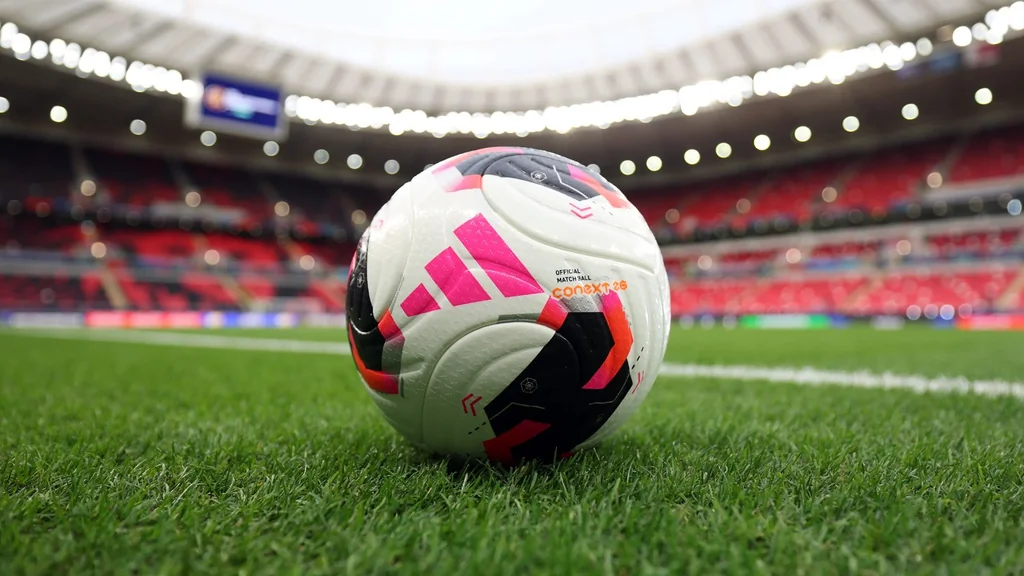 Balón oficial sobre el césped como símbolo del mercado de fichajes 2026