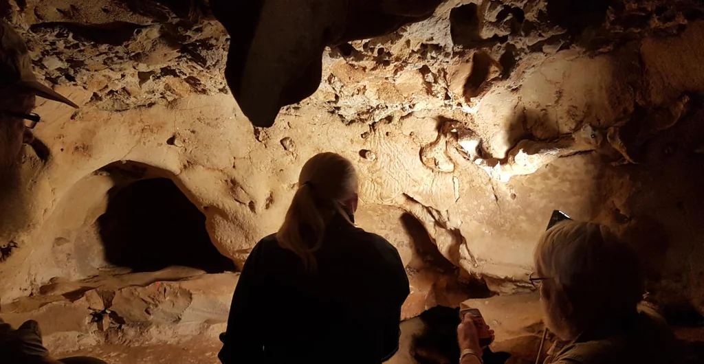 Grabados neandertales descubiertos en la cueva de La Roche-Cotard, Francia