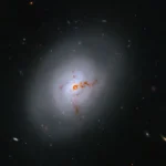 Imagen de Hubble de la galaxia NGC 1266 con un núcleo brillante y estructura de transición