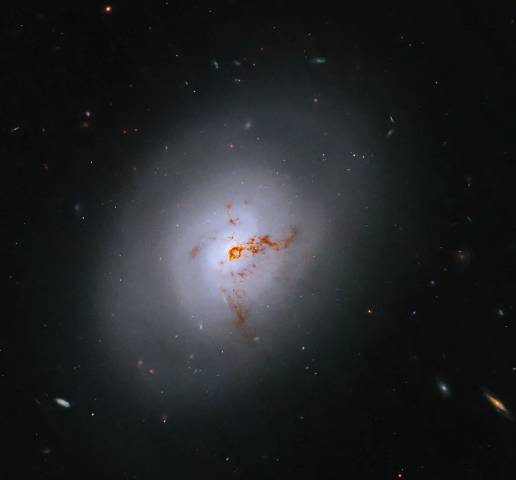 Imagen de Hubble de la galaxia NGC 1266 con un núcleo brillante y estructura de transición