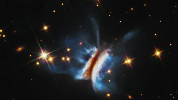 Imagen de Hubble del disco protoplanetario IRAS 23077+6707 visto casi de canto
