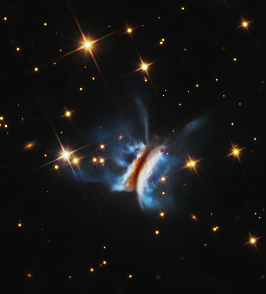 Imagen de Hubble del disco protoplanetario IRAS 23077+6707 visto casi de canto