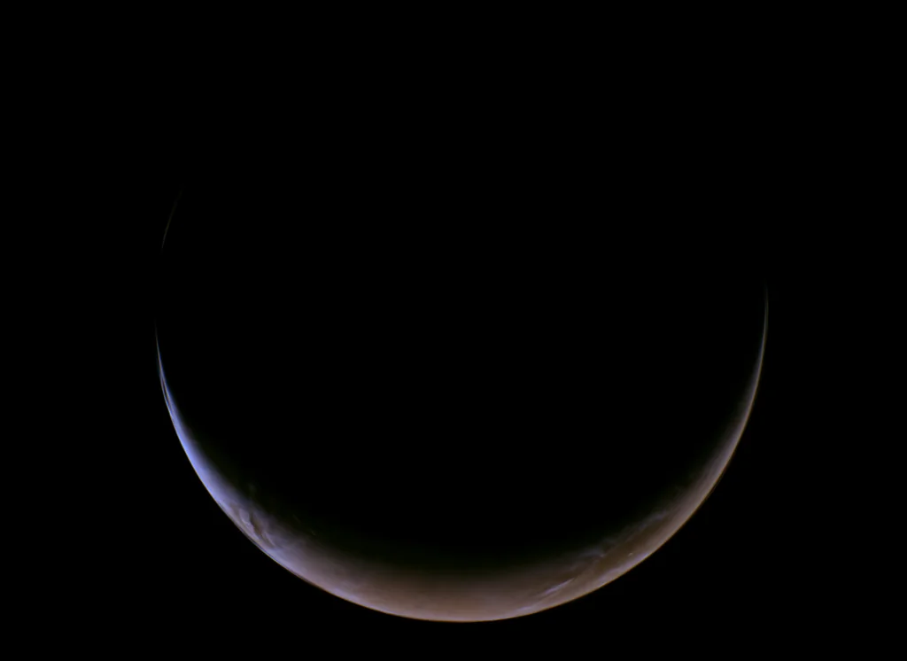 Imagen oficial de Marte en forma de creciente captada por la misión Psyche durante su asistencia gravitatoria