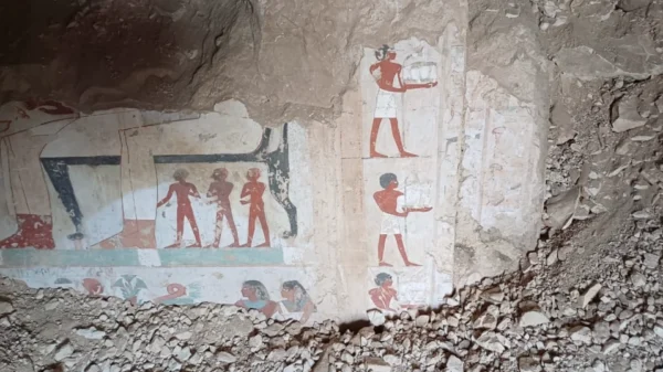 Relieves y objetos hallados en una de las tumbas del Imperio Nuevo descubiertas en Dra Abu al-Naga, Luxor
