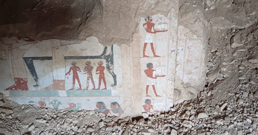 Relieves y objetos hallados en una de las tumbas del Imperio Nuevo descubiertas en Dra Abu al-Naga, Luxor