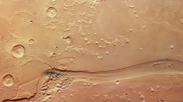 Vista orbital de Shalbatana Vallis, antiguo canal marciano con señales de agua y terreno caótico