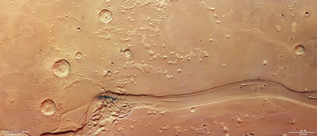 Vista orbital de Shalbatana Vallis, antiguo canal marciano con señales de agua y terreno caótico