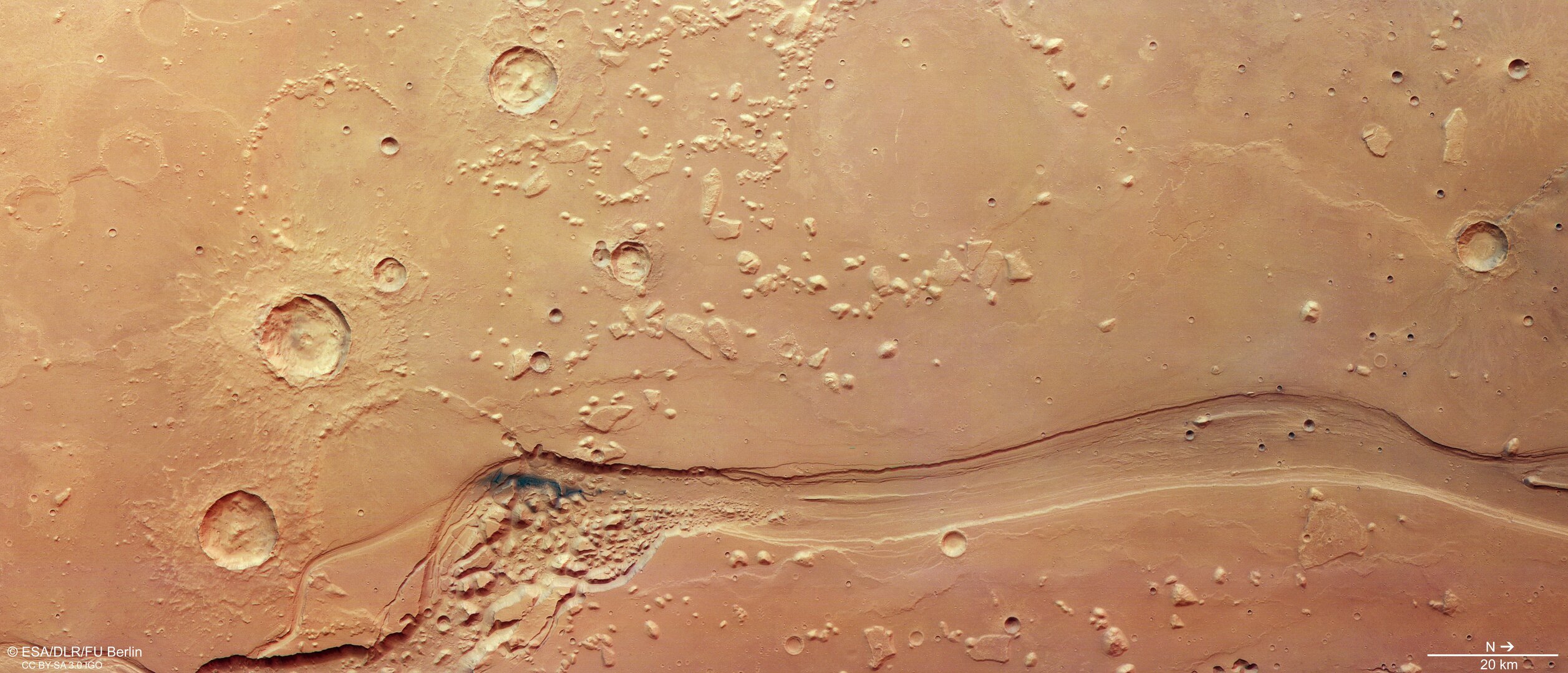 Vista de Shalbatana Vallis, un gran canal ecuatorial de Marte fotografiado por Mars Express