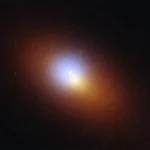Imagen compuesta del Hubble y Chandra de la galaxia anfitriona de AT2024tvd, con el punto brillante del TDE desplazado del núcleo galáctico