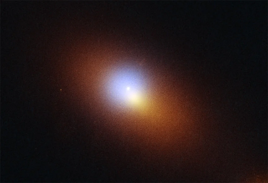 Imagen compuesta del Hubble y Chandra de la galaxia anfitriona de AT2024tvd, con el punto brillante del TDE desplazado del núcleo galáctico