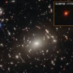 Imagen del objeto GLIMPSE-17775, uno de los "little red dots" del universo primitivo, amplificado por la lente gravitacional del cúmulo Abell S1063