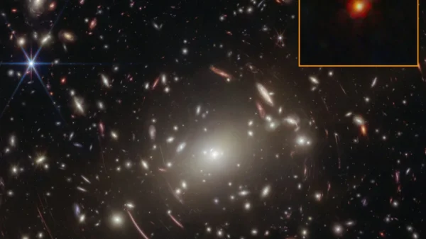 Imagen del objeto GLIMPSE-17775, uno de los "little red dots" del universo primitivo, amplificado por la lente gravitacional del cúmulo Abell S1063
