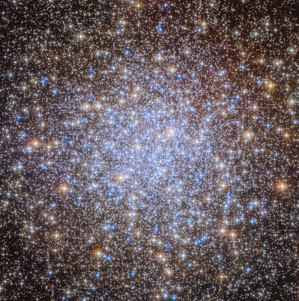 Imagen del Hubble del cúmulo globular NGC 6723, apodado el Candelabro, en la constelación de Sagitario