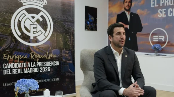Enrique Riquelme durante un acto público vinculado a la campaña electoral del Real Madrid