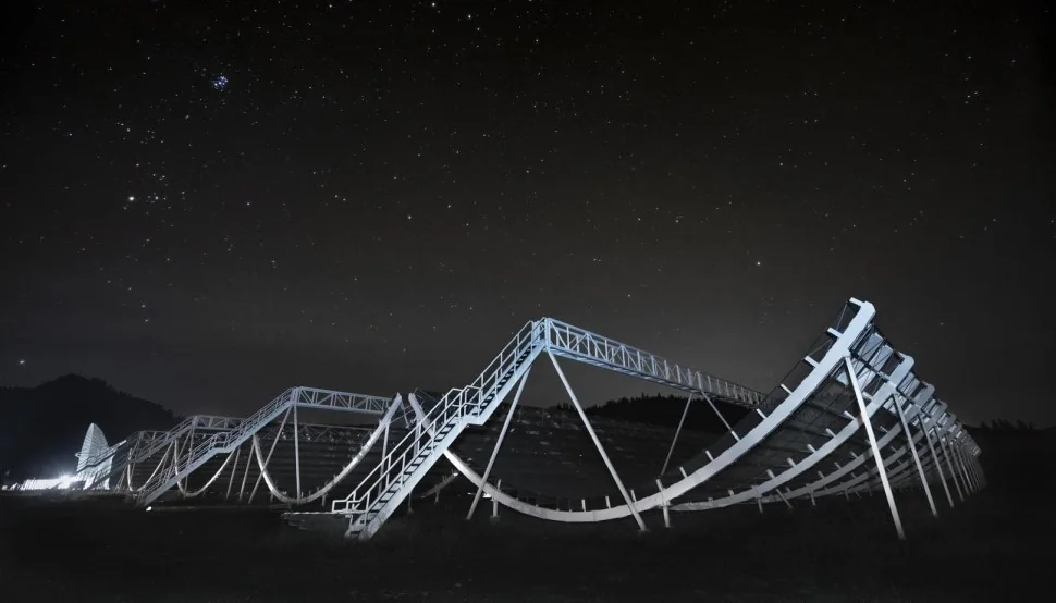 Radiotelescopio CHIME bajo el cielo nocturno, instrumento vinculado al estudio de ráfagas rápidas de radio.