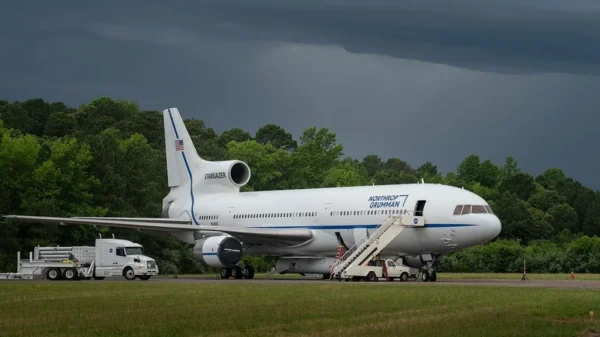 El cohete Pegasus XL con el satélite LINK dentro de la cofia, acoplado bajo el avión L-1011 Stargazer en la base de Wallops Flight Facility antes del lanzamiento hacia Kwajalein.