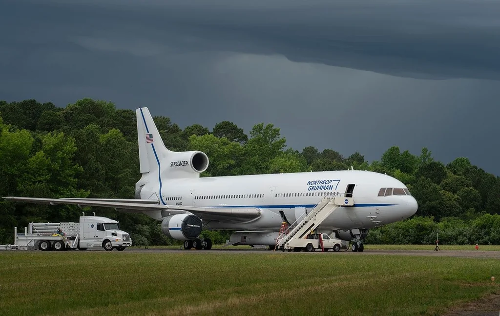 El cohete Pegasus XL con el satélite LINK dentro de la cofia, acoplado bajo el avión L-1011 Stargazer en la base de Wallops Flight Facility antes del lanzamiento hacia Kwajalein.