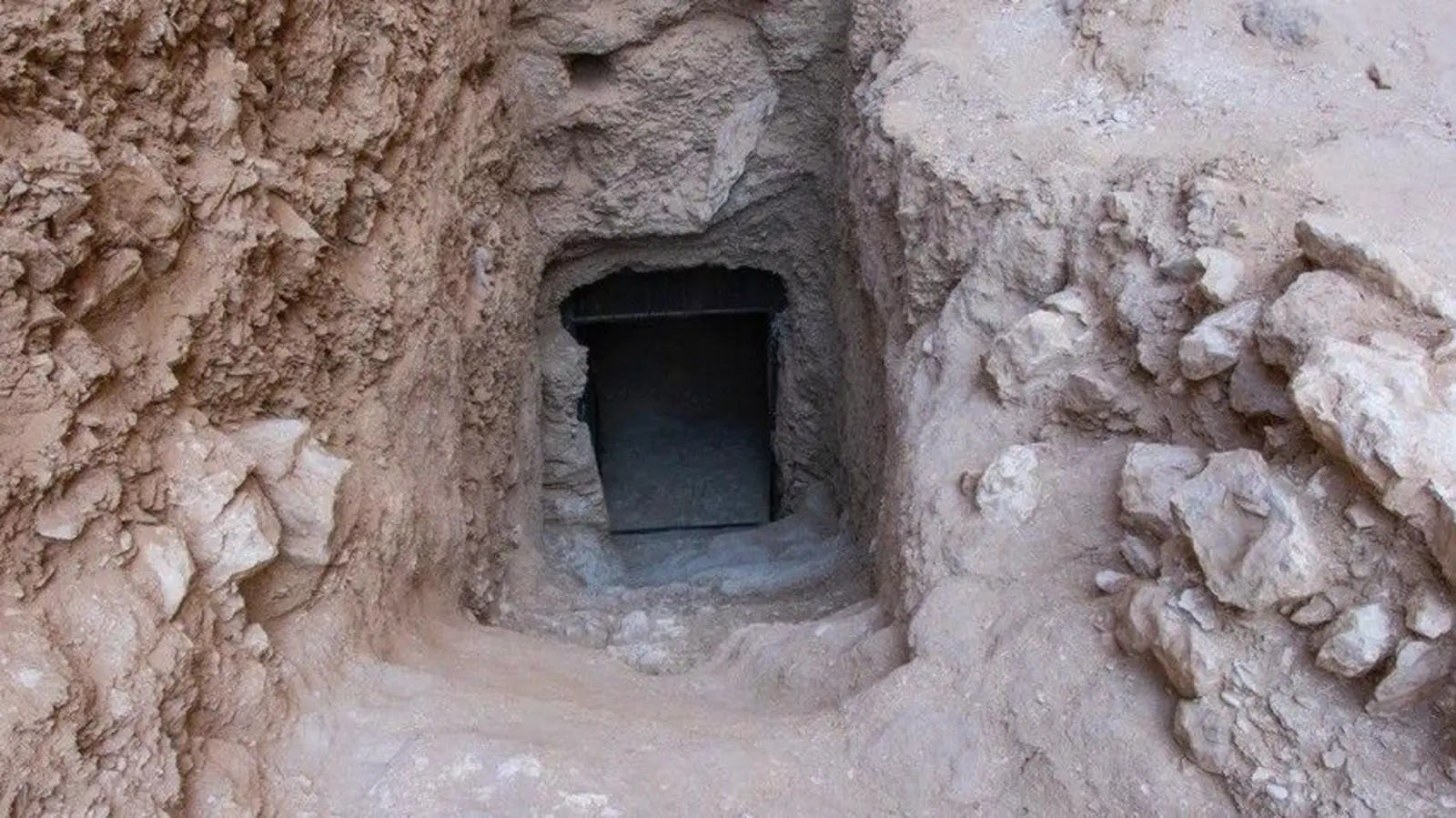Entrada a la tumba de Tutmosis II rodeada de rocas en los valles occidentales de la necrópolis tebana, cerca de Luxor