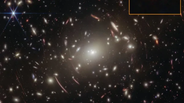 Imagen NIRCam anotada de GLIMPSE-17775 detrás del cúmulo de galaxias Abell S1063