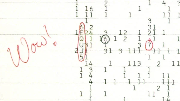 Impresión original del radiotelescopio Big Ear con la secuencia 6EQUJ5 y la anotación Wow! escrita a mano por Jerry R. Ehman
