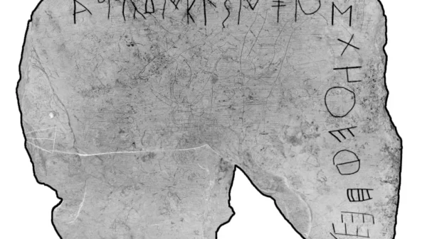 Placa de pizarra del Turuñuelo con abecedario en escritura paleohispánica meridional, hallada en la VI campaña de 2024