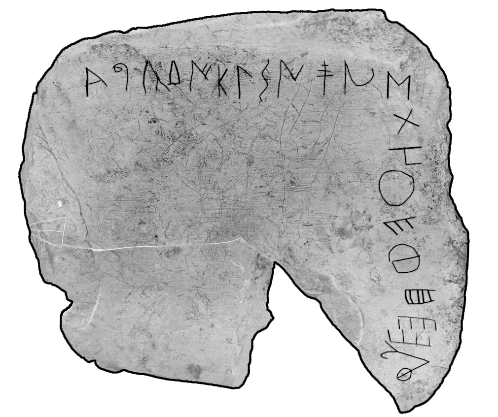 Placa de pizarra del Turuñuelo con abecedario en escritura paleohispánica meridional, hallada en la VI campaña de 2024