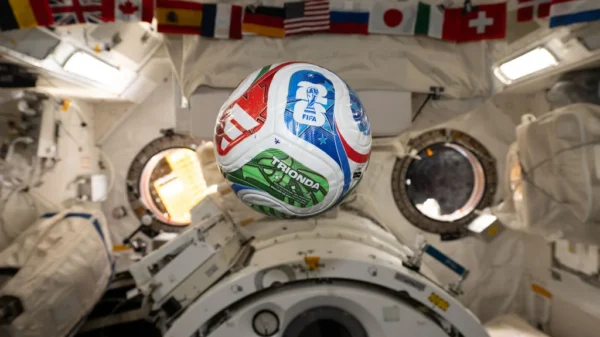 Un balón de fútbol flota en microgravedad dentro de la Estación Espacial Internacional