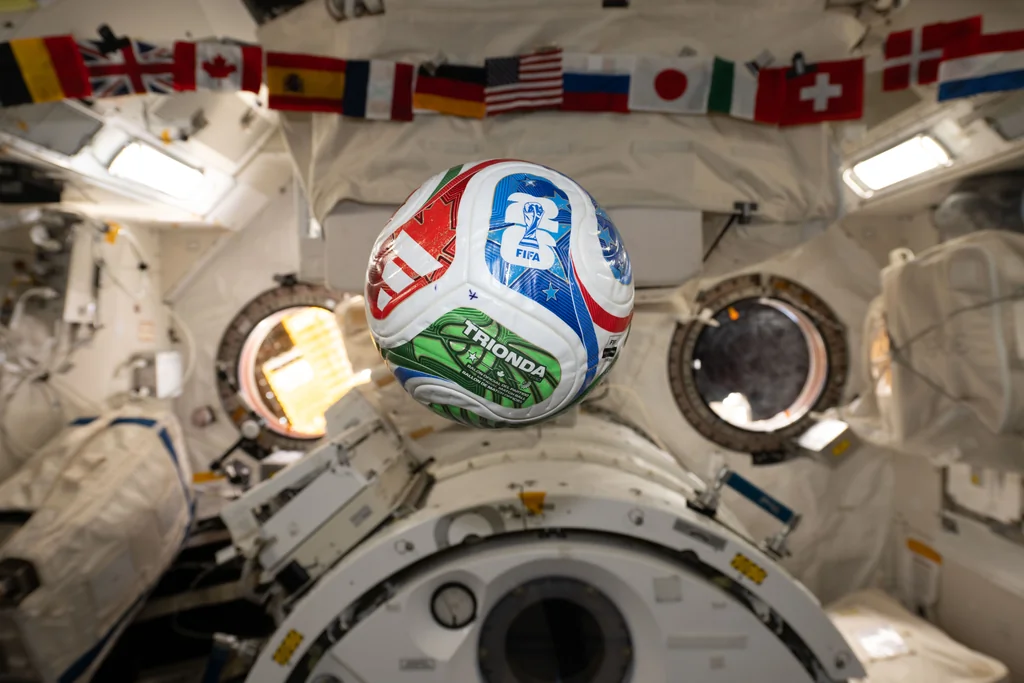 Un balón de fútbol flota en microgravedad dentro de la Estación Espacial Internacional